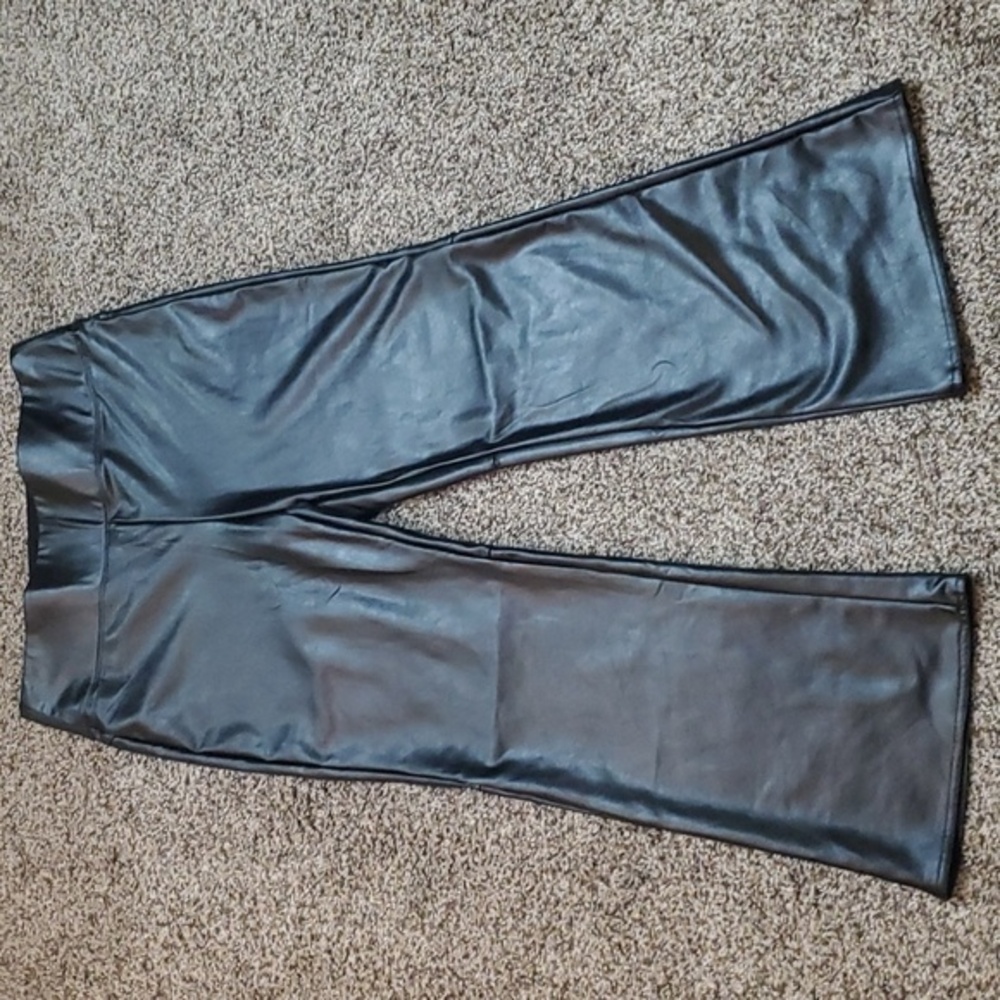 Vince camuto leather look black pants size 8